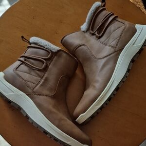 Eddie Bauer Tan Siren Waterproof Sherpa Lined Snow Boots. EUC Size 10